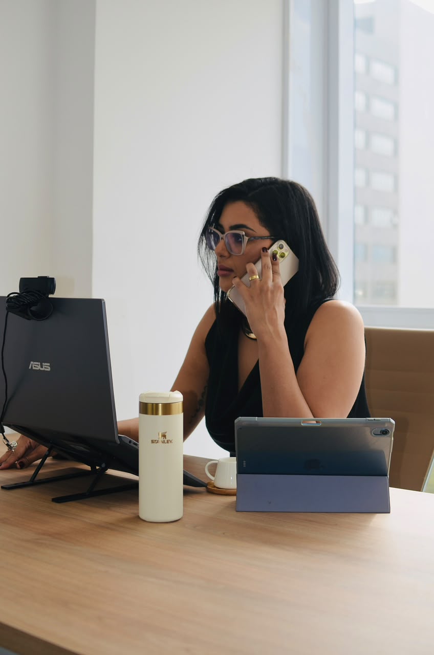 Letícia, secretária virtual para profissionais da saúde, organizando a agenda de uma cliente
