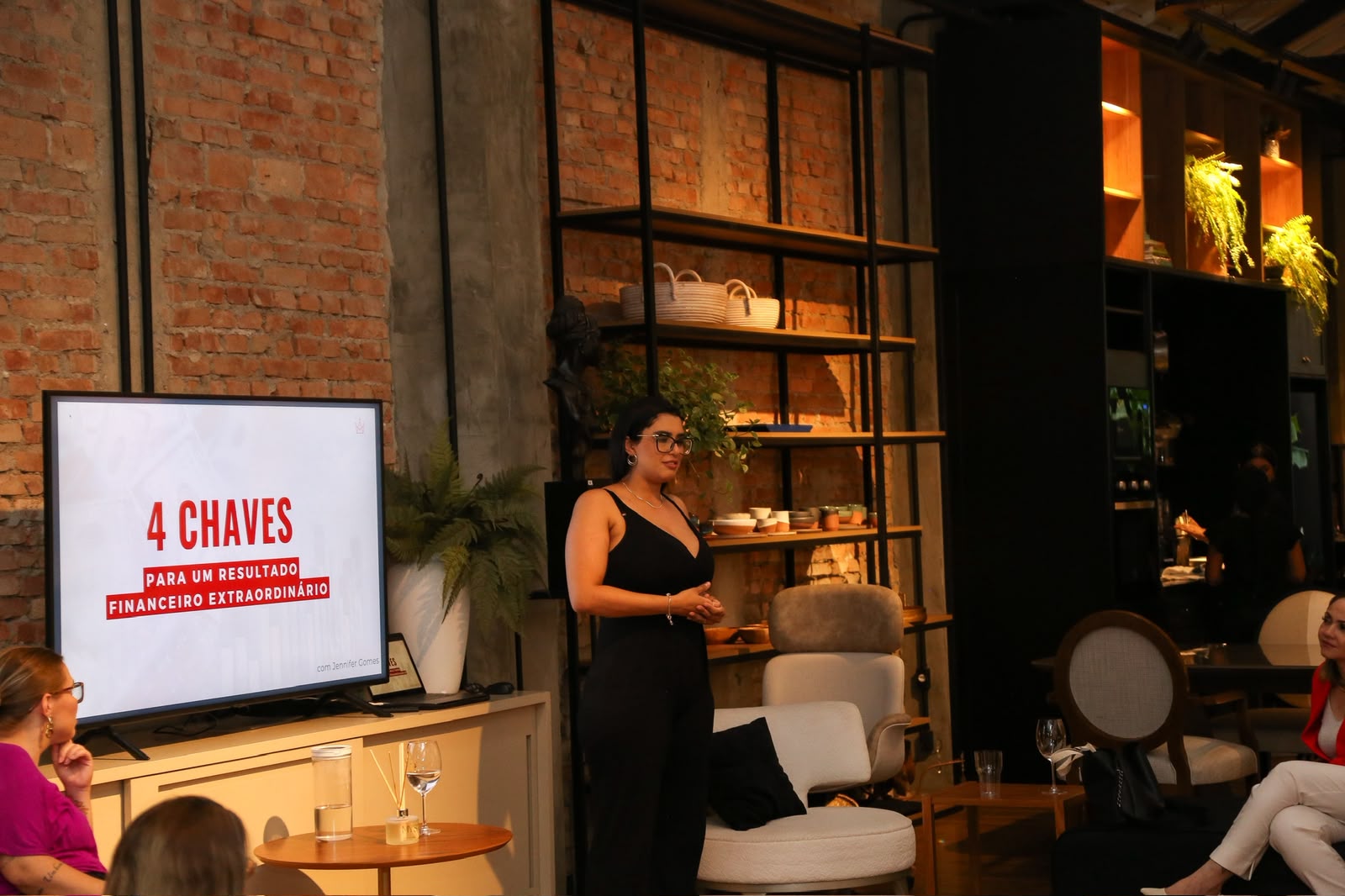 Letícia palestrando sobre estratégia financeira em evento de negócios